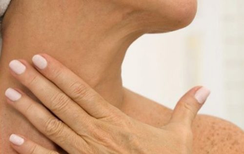 5 naturliga kurer för att bli av med rynkor på halsen