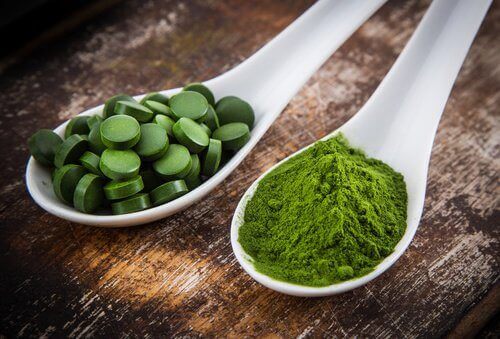 spirulina i pulver och tablett form