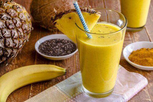 smoothie-med-ananas-banan-och-gurkmeja
