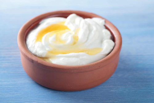 yoghurt och honungsblandning i skål
