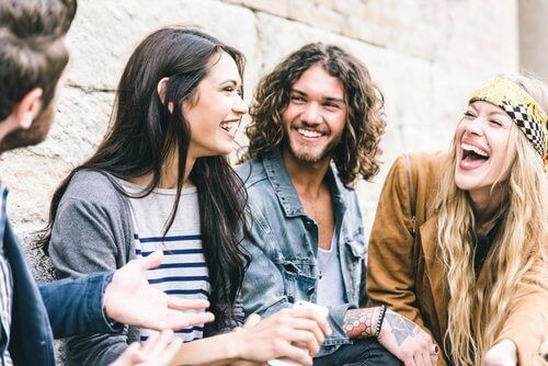 Leende personer i grupp