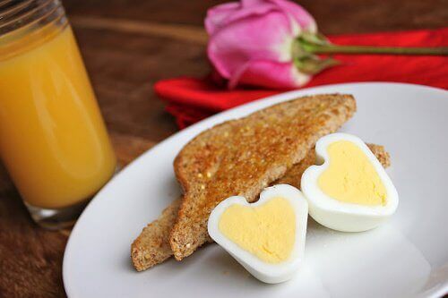 frukost i form av bröd och ägg