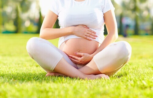 Gravid kvinna i gräset