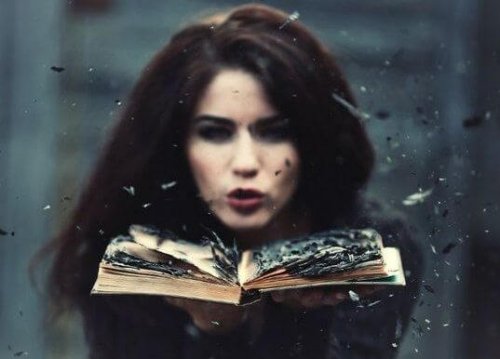Kvinna med brinnande bok