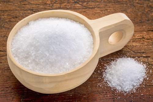 Epsomsalt i vatten kan lindra artrit i händerna.