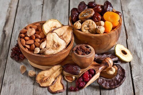 nötter och torkad frukt i skålar