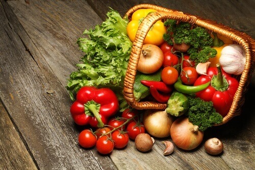 grönsaker i korg