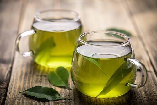 grönt te i glas