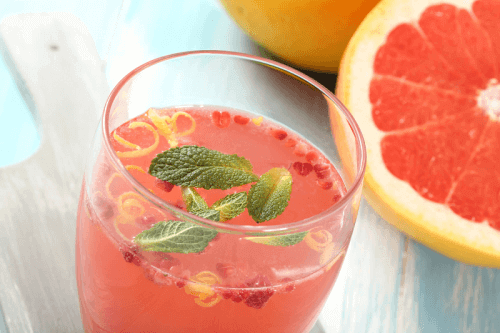 Dryck med grapefrukt och mynta för högre ämnesomsättning