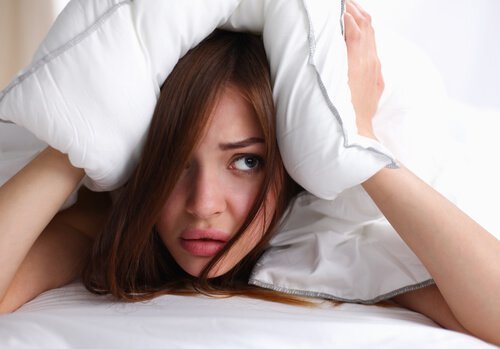 Att gå till sängs med blött hår kan ge dig huvudvärk 