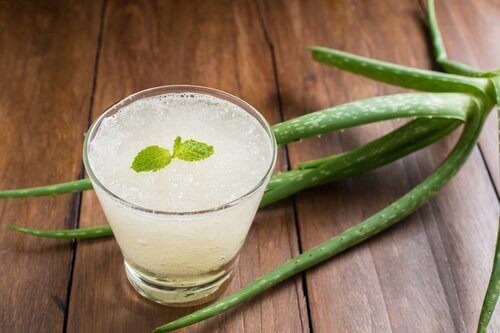 Ett glas med aloe vera