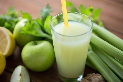 rensning med smoothie på äpple och selleri