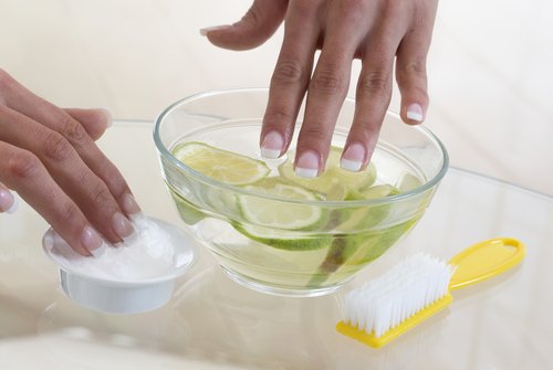 händer som tvättas i citronvatten