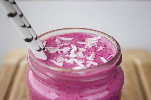 Smoothie med ingefära, kokos och rödbeta