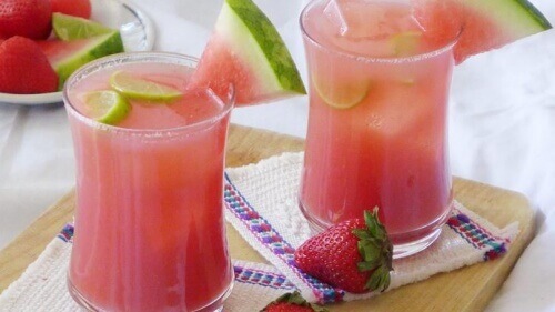 Ta-hand-om-kroppen drycker med vattenmelon