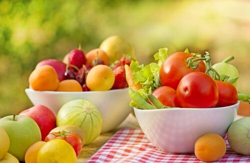 frukt och grönsaker i skålar