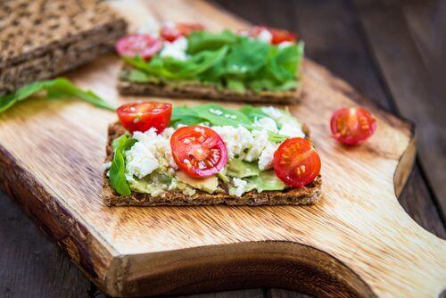 Gluten- och laktosfria bröd med avokado och tomat