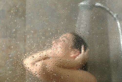 Person i duschen