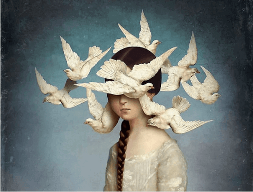 Flicka omringas av en grupp svalor