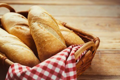 Franskt bröd i korg