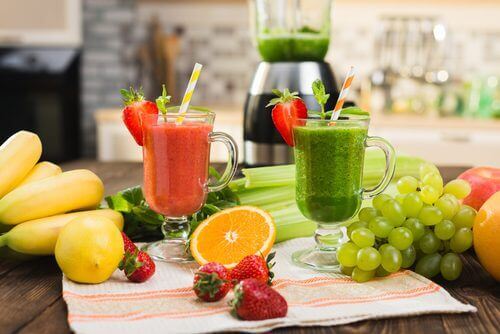 smoothies på frukt och bär