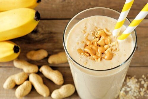 Smoothie med banan och jordnötter