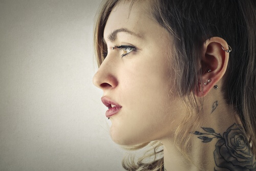 kvinna med piercingar i örat