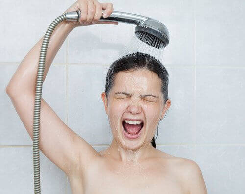 kvinna i duschen
