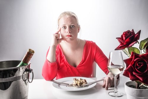 Kvinna vid matbordet