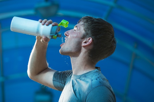 Man dricker vatten