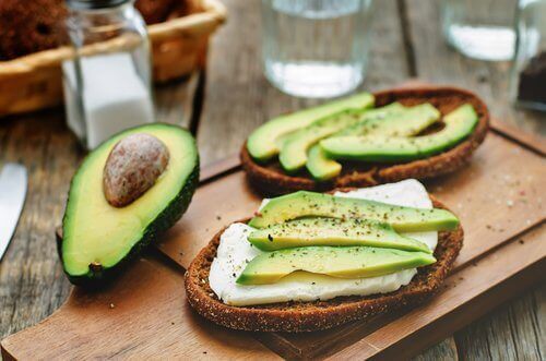 Avokado och ost på rostat bröd ger dig nyttiga fetter.