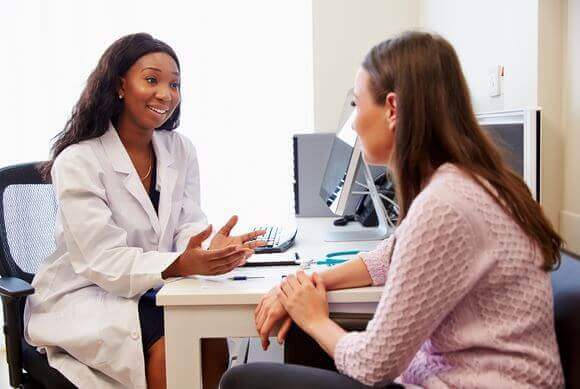 kvinna hos gynekolog