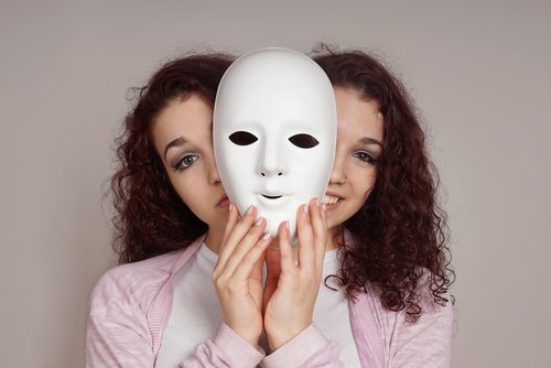 kvinna bakom en mask