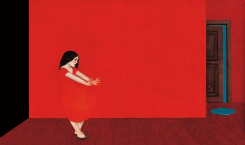 kvinna med röd klänning i rött rum