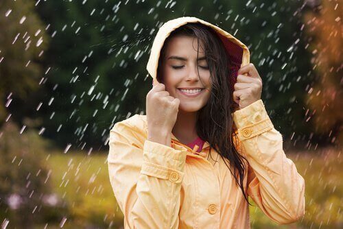 Kvinna i regnet