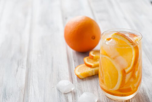 Apelsin och vattenglas