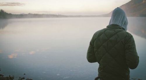 man vid sjö