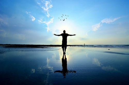 Person går på vatten vid soluppgången