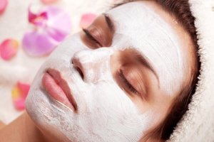 De fantastiska fördelarna med en yoghurt- och citronmask