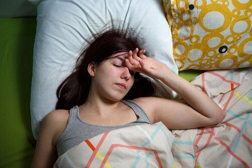 Kvinna sover i sängen