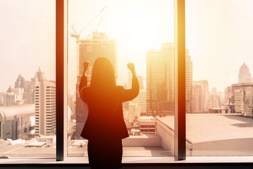 Kvinna firar sina framgångar