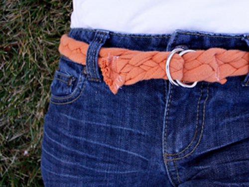 Flätat bälte gjort av återanvända bommulströjor