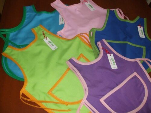 Hemgjorda förkläden av återanvända bommulströjor