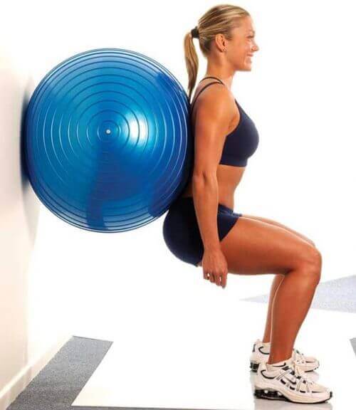 Klassiska knäböj med träningsboll