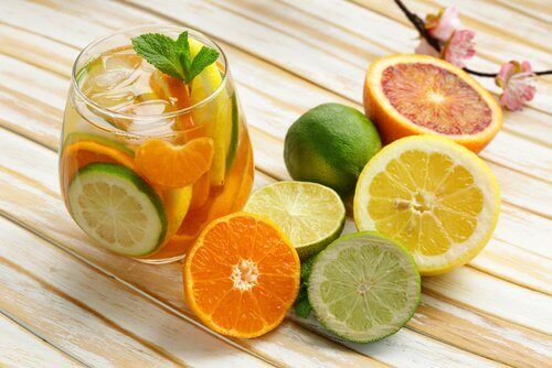 skål med apelsiner, citron och lime