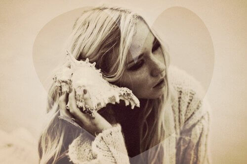 Kvinna med snäckskal