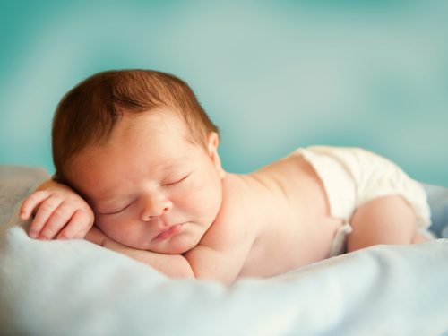 Lugna din bebis kolik med fyra huskurer