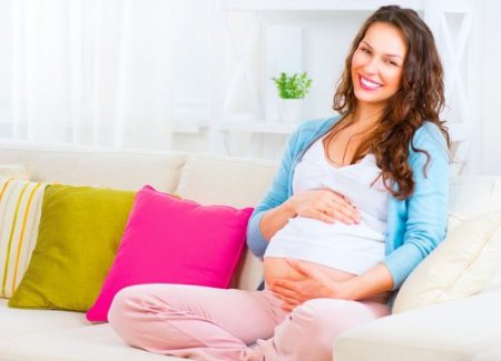 Gravid kvinna i soffan