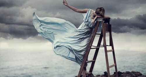 ledsen kvinna poserar på en stege