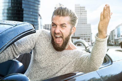 Man har ett vredesutbrott i trafiken
